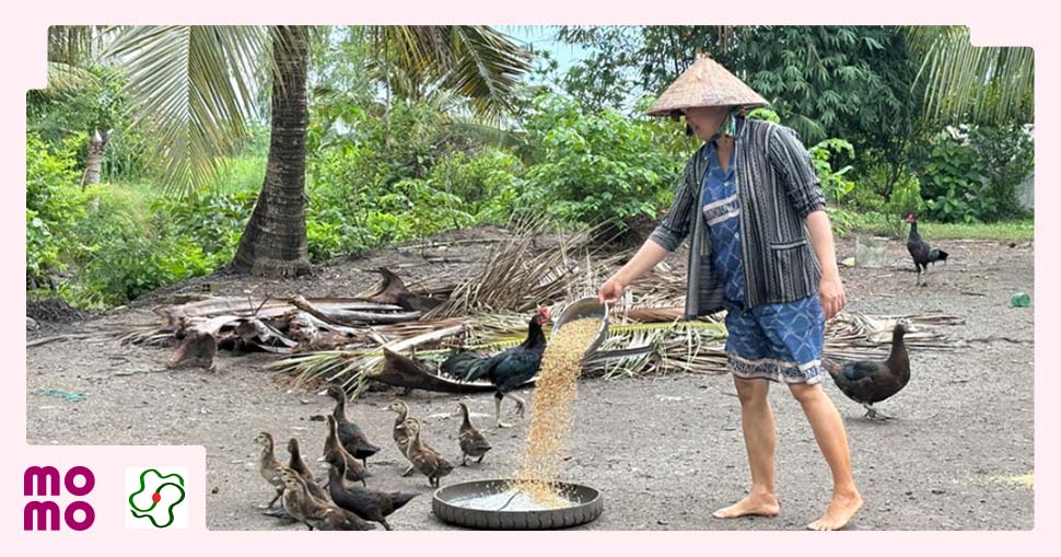 Hỗ trợ máy băm cỏ và nhà vệ sinh cho hộ nông dân khó khăn