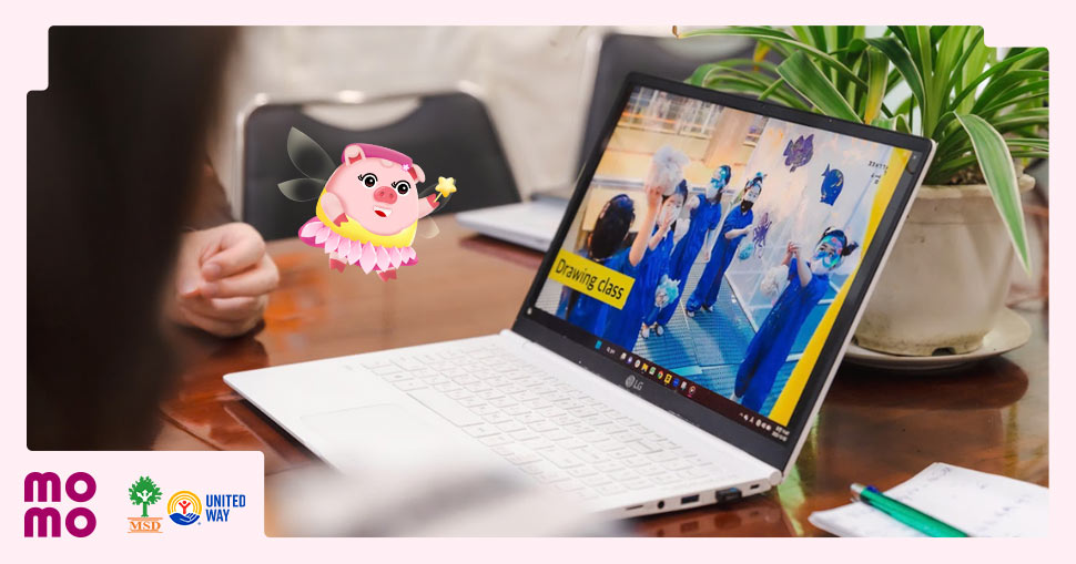 Giúp học sinh trường tình thương Ánh Linh tiếp cận công nghệ giáo dục