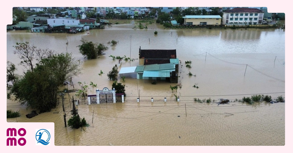 Nhiều khu vực tại phường Quy Nhơn Đông bị ngập sâu trong nước lũ (Nguồn: Báo Dân Trí) - 1