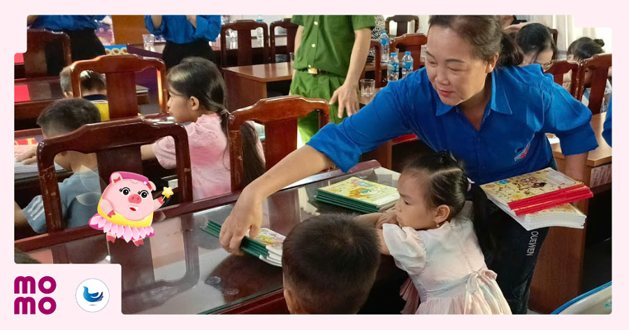 Chung sức góp Heo Vàng trao 55.000 tập viết cho em nhỏ Lào Cai