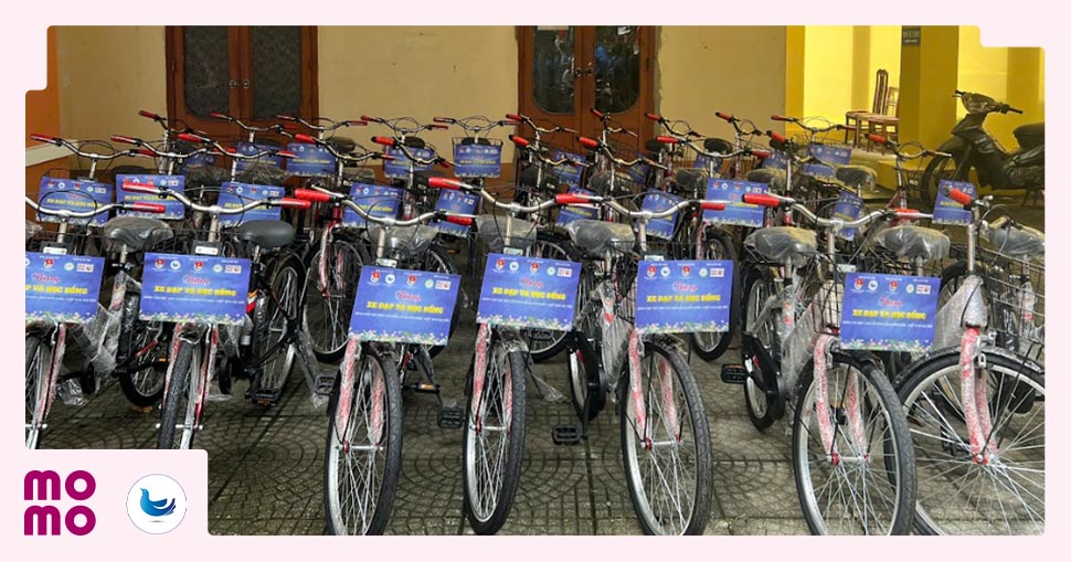 Trao tặng 40 phần quà gồm xe đạp và học bổng cho các em học sinh nghèo vượt khó ở Lào Cai