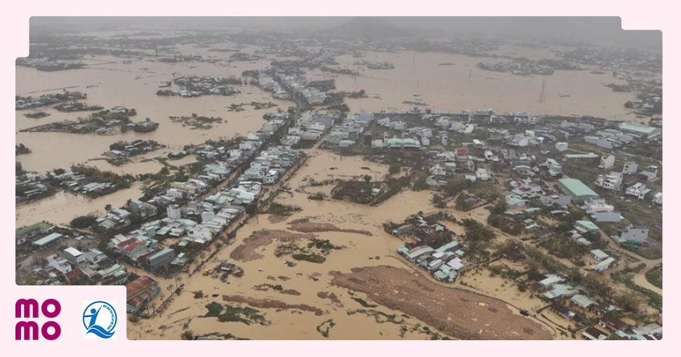 Nhiều khu vực tại phường Quy Nhơn Đông bị ngập sâu trong nước lũ (Nguồn: Báo Dân Trí) - 2