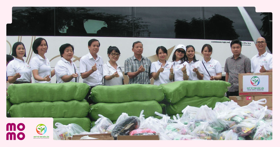 Mỗi chiếc áo, tấm chăn, đôi giày hay gói nhu yếu phẩm được trao đi sẽ giúp mùa đông ấm áp hơn - 1