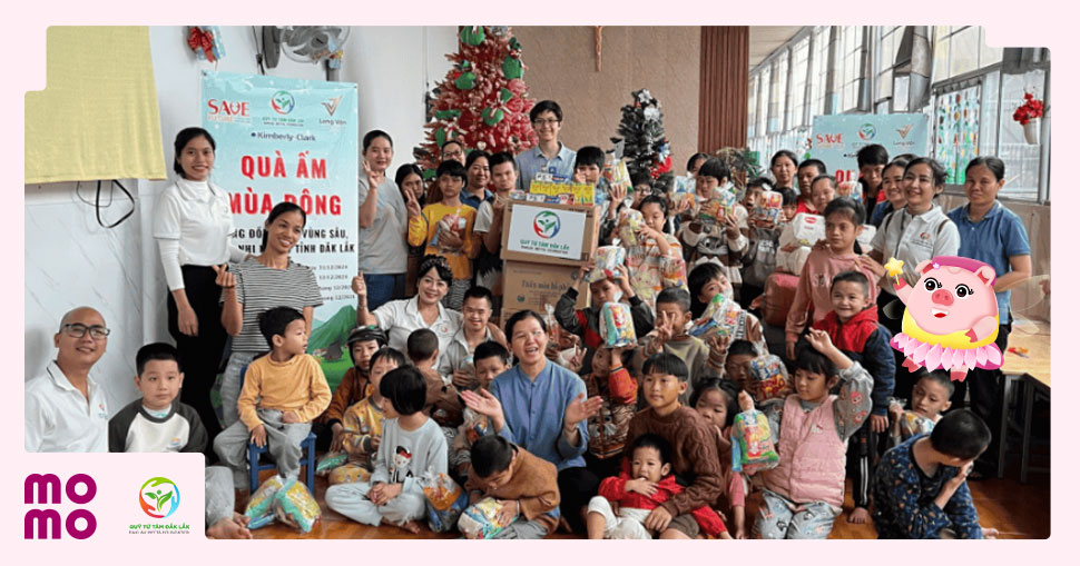 Mỗi chiếc áo, tấm chăn, đôi giày hay gói nhu yếu phẩm được trao đi sẽ giúp mùa đông ấm áp hơn - 1