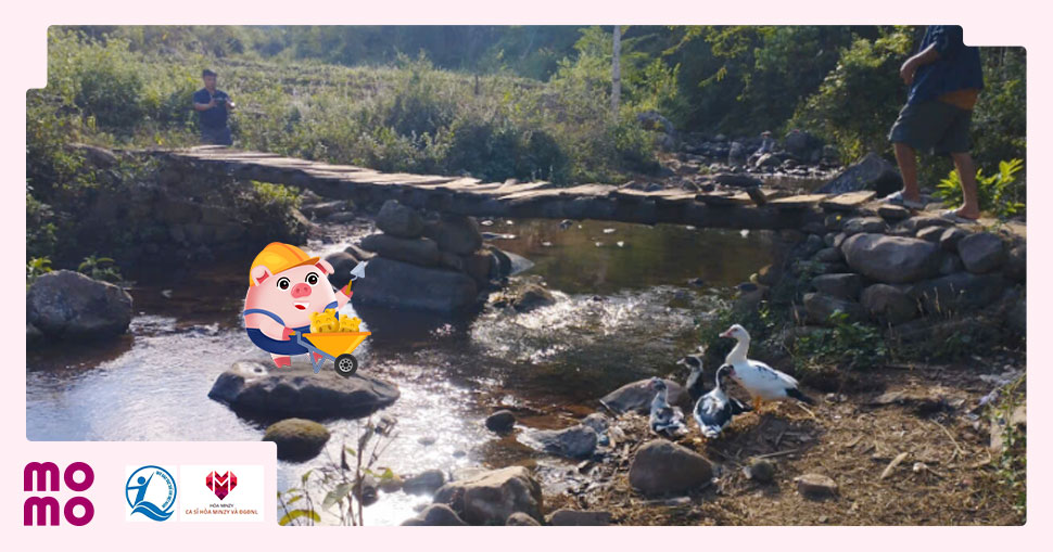 Vào mùa mưa, việc di chuyển qua cầu càng trở nên nguy hiểm