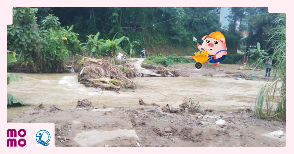 Con đường đến trường của các em hóa thành hành trình đầy rủi ro.