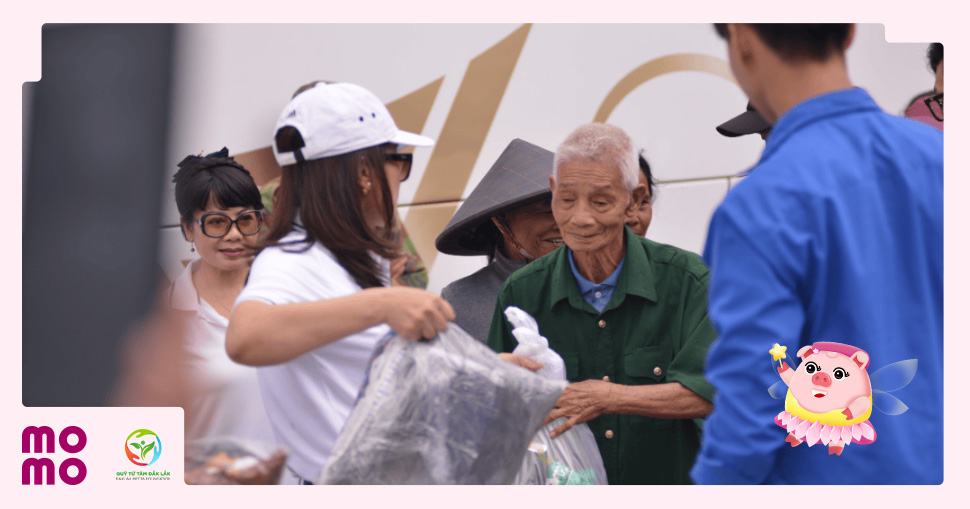 Mỗi chiếc áo, tấm chăn, đôi giày hay gói nhu yếu phẩm được trao đi sẽ giúp mùa đông ấm áp hơn - 2