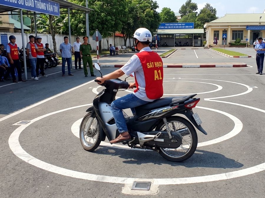 Thí sinh tham gia phần thi sát hạch thực hành sa hình xe máy lái xe hạng A1 