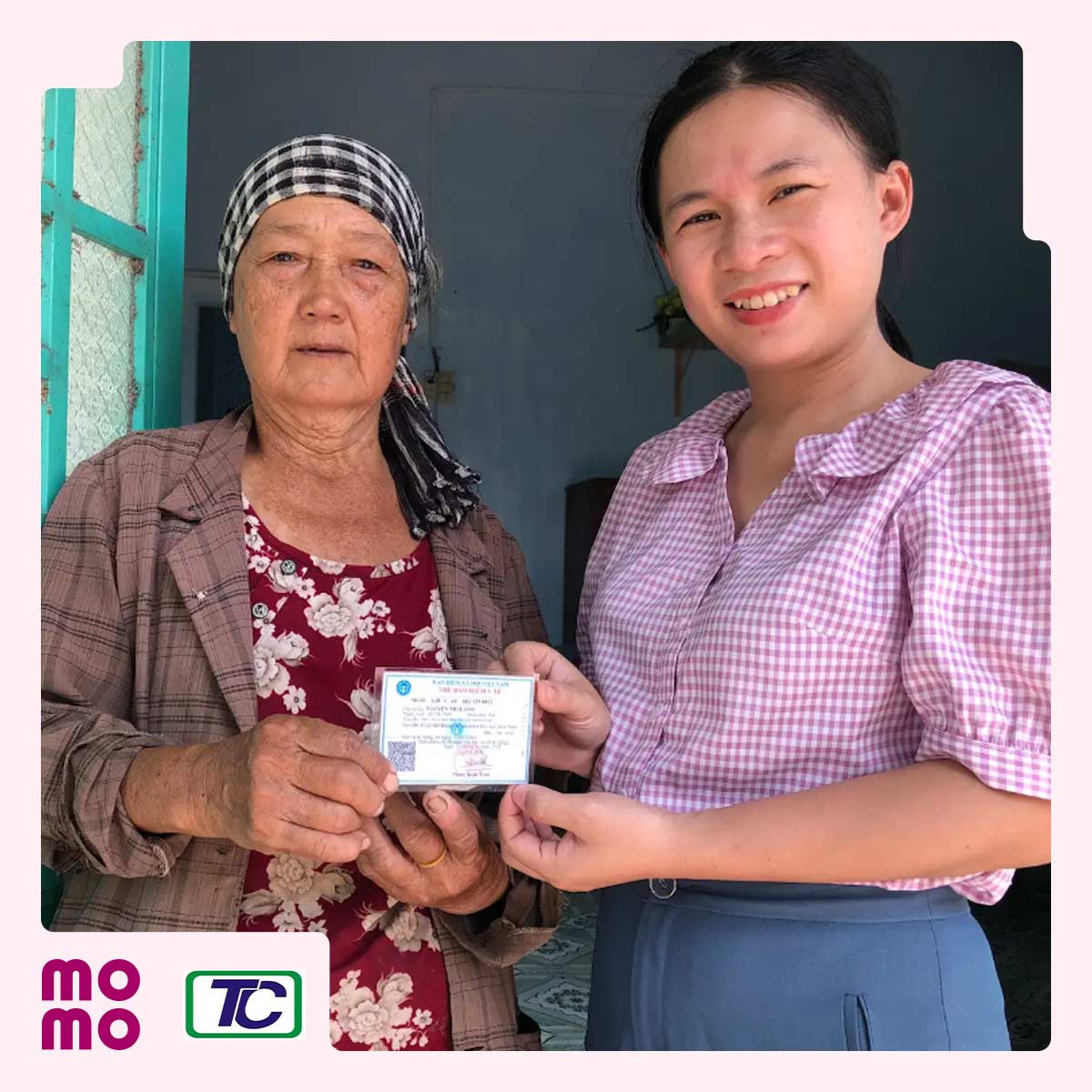 Trao 100 suất bảo hiểm y tế cho bà con nghèo tỉnh Bình Thuận