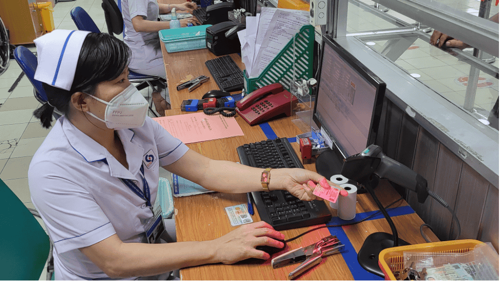Giờ đây khi đi khám BHYT trái tuyến, người bệnh chỉ cần chuẩn bị CCCD gắn chip và thẻ BHYT/ứng dụng VssID