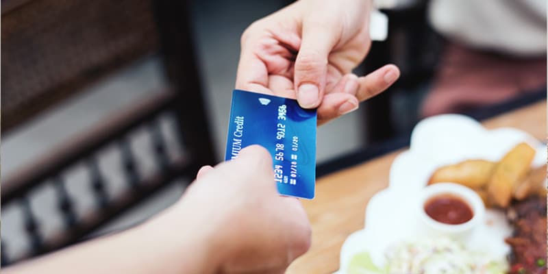 mở thẻ tín dụng có mất phí không