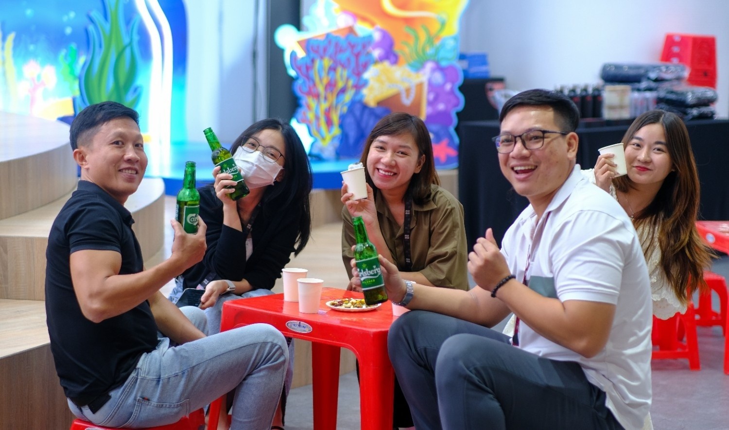 MoMoers và đồng đội “đua” nhau check in tại sự kiện.