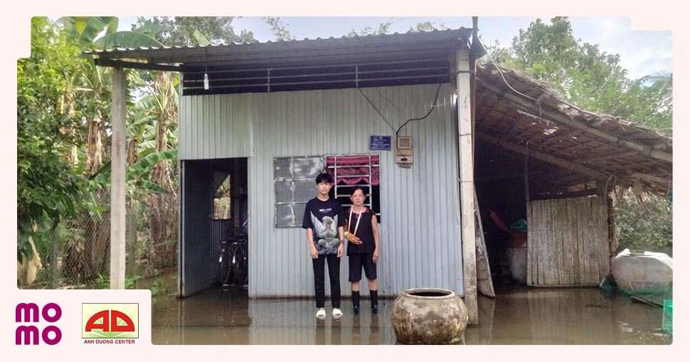 Em Nguyễn Minh Hiển hiện đang sống cùng mẹ trong một căn nhà tình thương