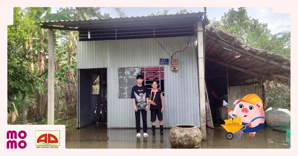  Em Nguyễn Minh Hiển hiện đang sống cùng mẹ trong một căn nhà tình thương