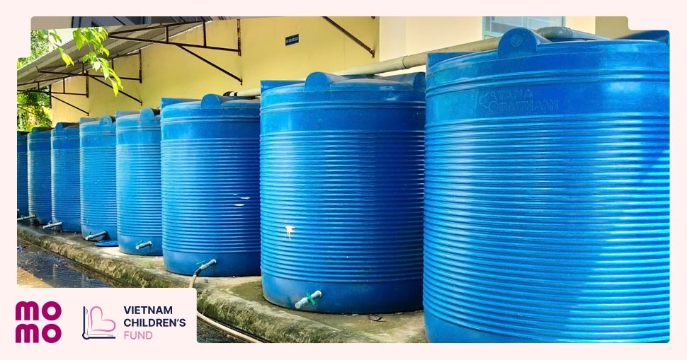 Các bồn chứa nước mưa dùng cho sinh hoạt tại trường Tiểu học An Qui - 1