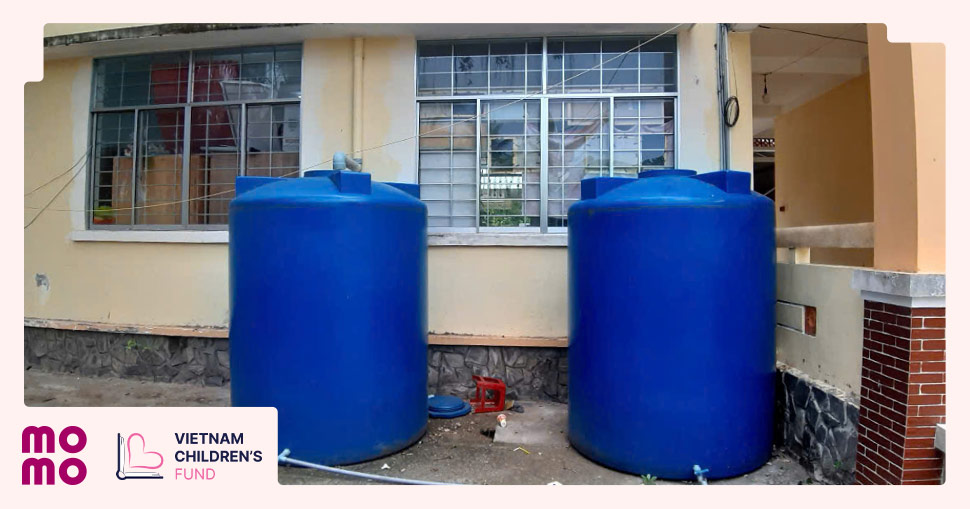 Các bồn chứa nước mưa dùng cho sinh hoạt tại trường Tiểu học An Qui - 2