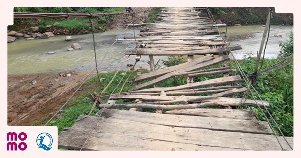 Cầu dân sinh tại bản Tỉa 1 chỉ là một chiếc cầu tạm được dựng bằng gỗ thô sơ