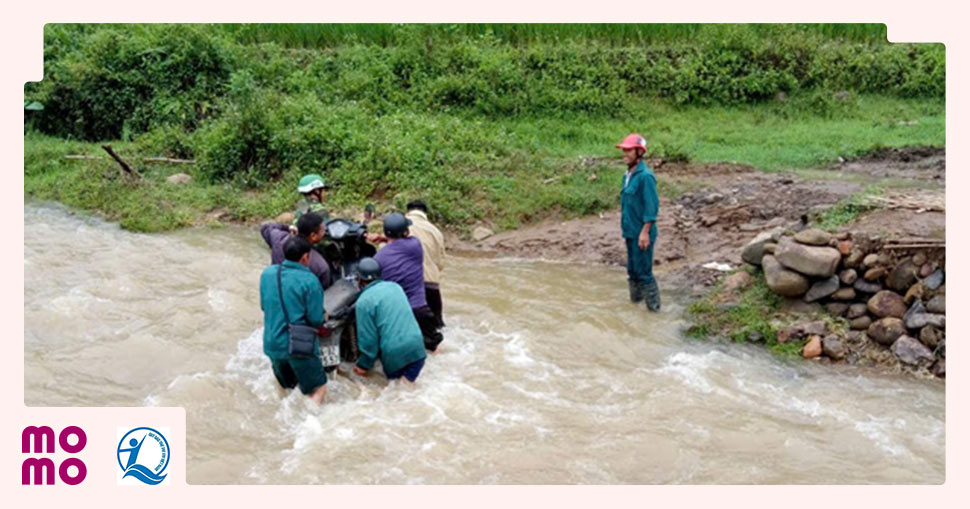 Vào mùa mưa con đường duy nhất nối bản với trường học và trung tâm xã trở nên hoàn toàn bị chia cắt