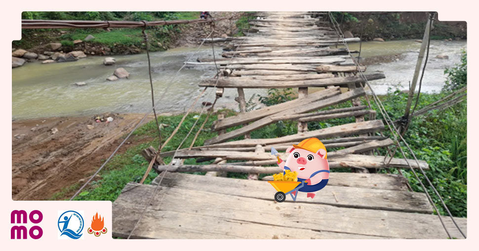 Cầu dân sinh tại bản Tỉa 1 chỉ là một chiếc cầu tạm được dựng bằng gỗ thô sơ - 1