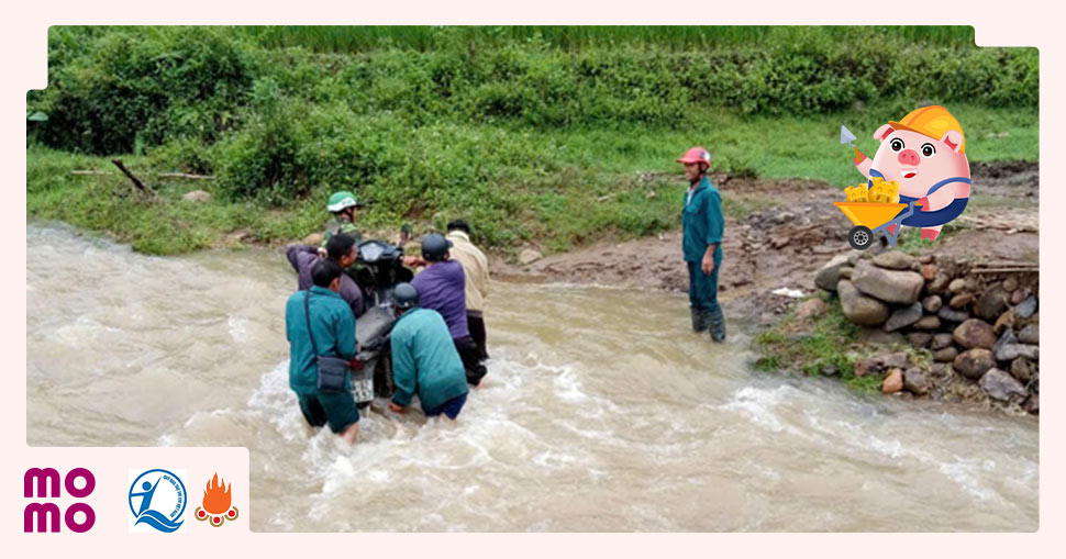 Vào mùa mưa con đường duy nhất nối bản với trường học và trung tâm xã trở nên hoàn toàn bị chia cắt