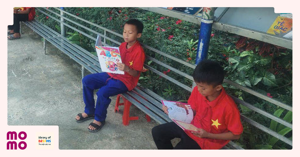Các em đọc sách giữa giờ ra chơi