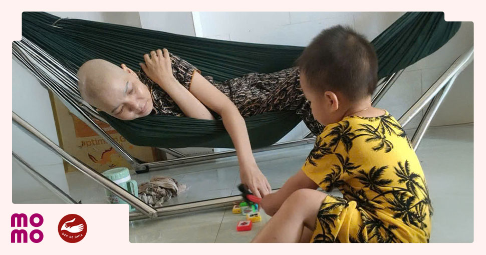 Chị Nhung và con trai nhỏ 2 tuổi đang bập bẹ