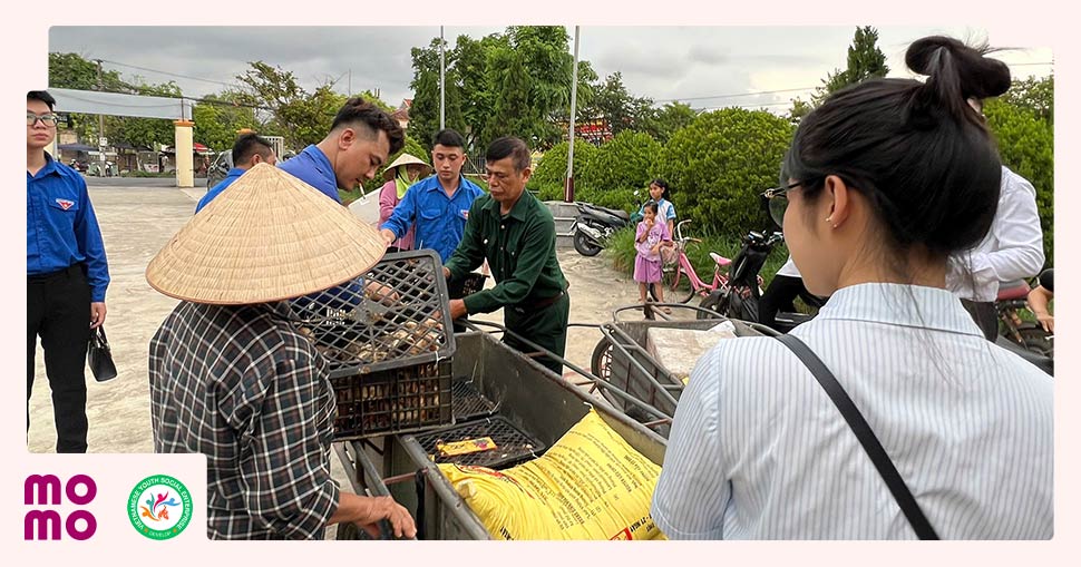 Chương trình tặng gà giống là bước khởi đầu để người dân có thêm phương tiện tạo ra thu nhập - 1