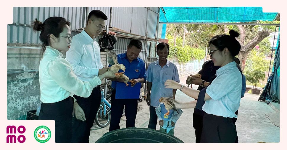 Mỗi con gà không chỉ là một tài sản nhỏ, mà còn là sự khởi đầu cho niềm tin và hy vọng - 1