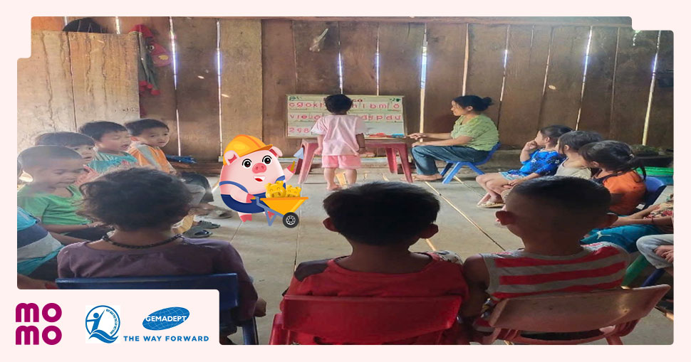 Trường có 1 phòng học bằng gỗ dựng tạm từ năm 2019, nền đất thô sơ, tường vách xiêu vẹo - 1