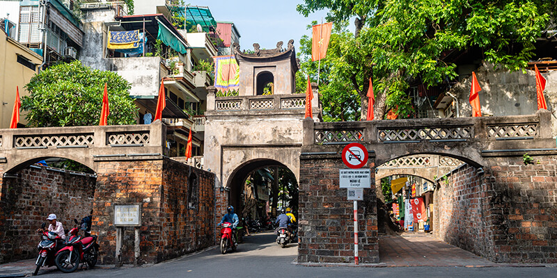  Bao quanh Hồ Hoàn Kiếm là nhịp sống giao thoa giữa hiện tại và quá khứ. 