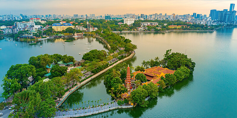 Nhìn từ trên cao, Hồ Tây xanh mát một màu với Phủ Trấn Quốc nổi bật điểm xuyết.