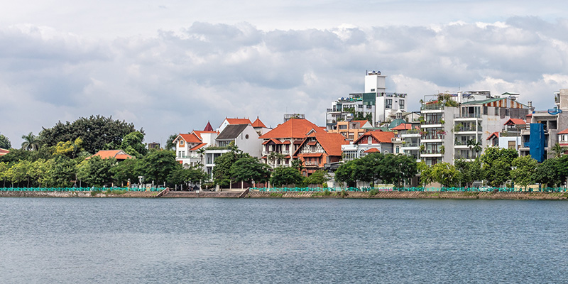 “View triệu đô” nhìn từ bờ hồ Tây với các khu đô thị mới đẳng cấp. 