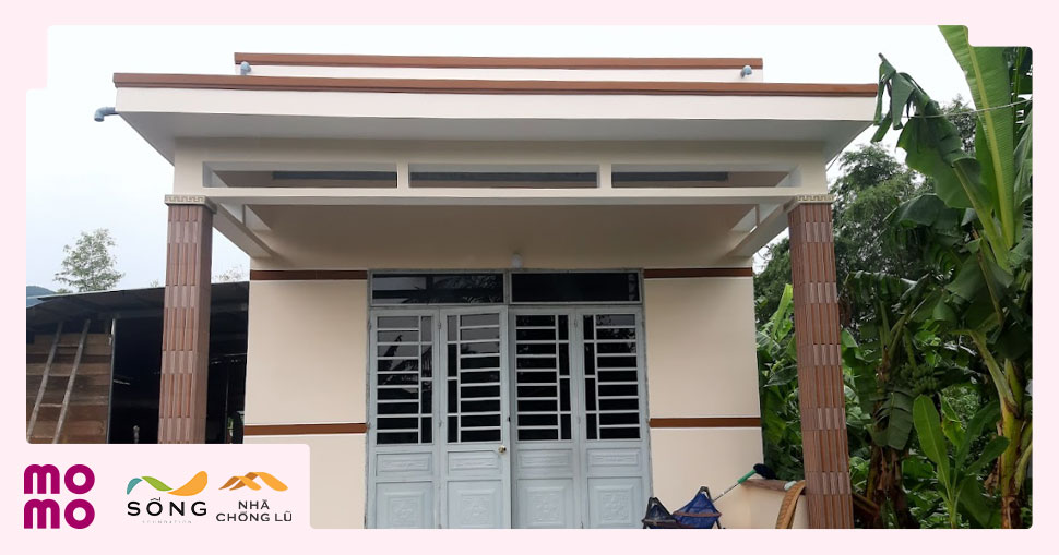 Vợ chồng hộ dân hưởng lợi từ dự án hạnh phúc bên ngôi nhà đang được xây dựng - 1