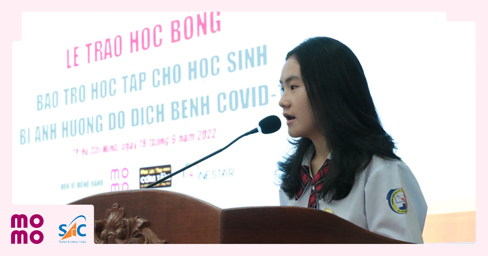 Các em học sinh trong buổi lễ trao tặng học bổng - 2