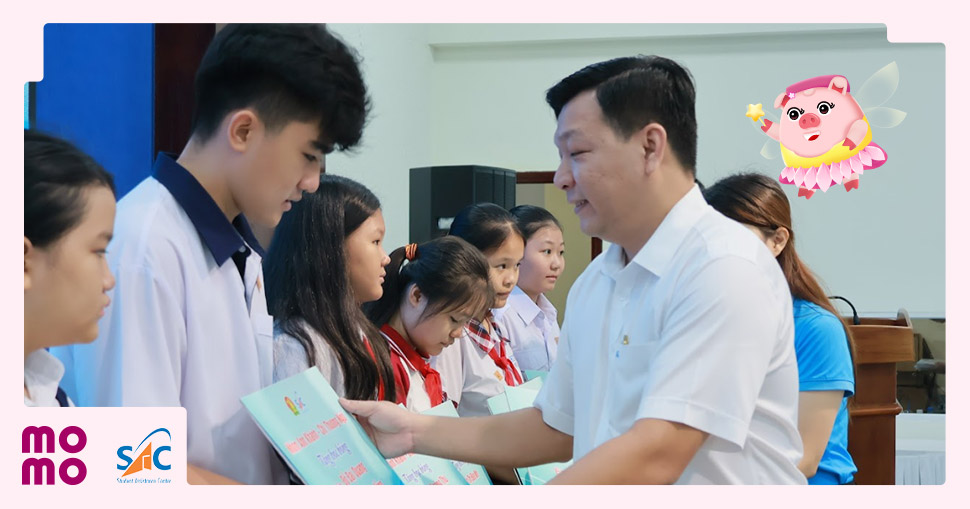Buổi trao học bổng cho học sinh tại các trường học - 2