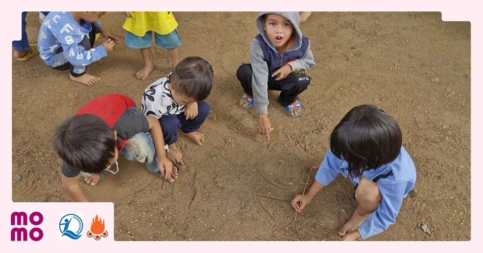 Các em học sinh đang vui chơi tại Điểm trường Làng Bờ ở Chư Pâu