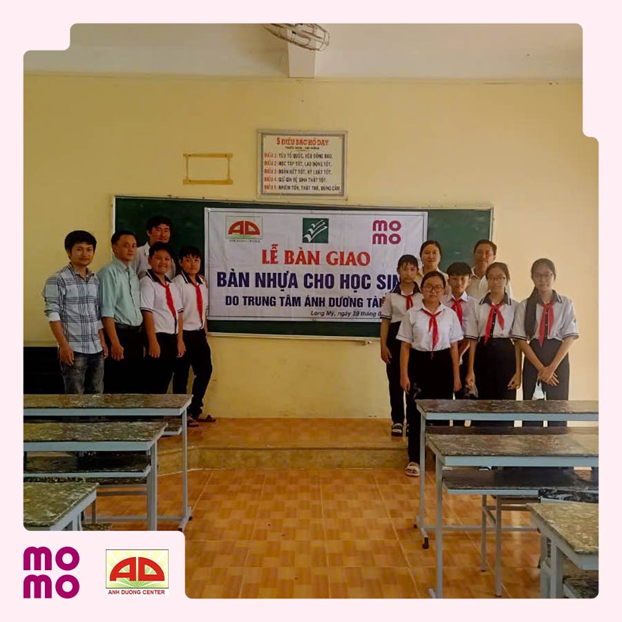 Tặng bàn ghế làm bằng nhựa tái chế cho 2 trường tiểu học vùng sâu vùng xa tại Hậu Giang