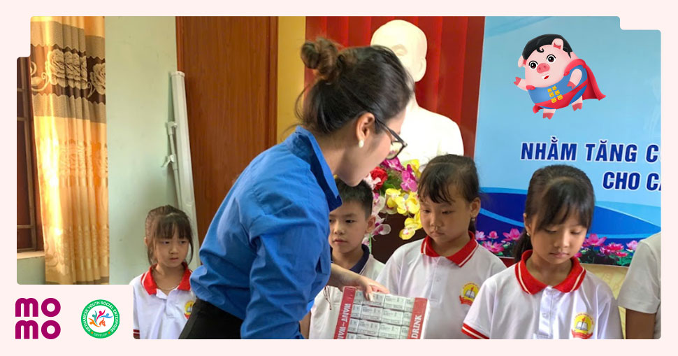 Chung tay trao tặng 53.000 ly sữa dinh dưỡng cho các em học sinh ở vùng khó khăn
