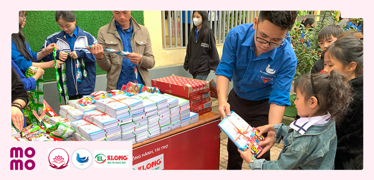 Gửi tặng 50.000 cuốn vở tiếp thêm động lực học tập cho các em học sinh nghèo ở Lạng Sơn