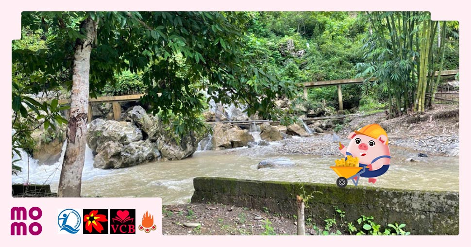 Hiện nay có 35 hộ với 57 em học sinh đồng bào dân tộc phải sử dụng điểm cầu dân sinh này để đi lại