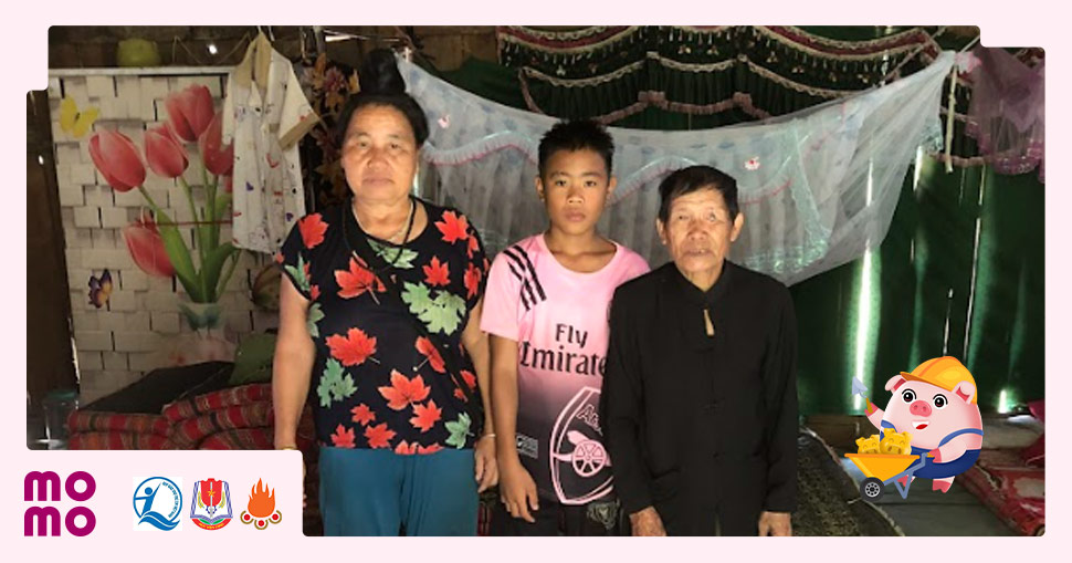 Mồ côi cha mẹ từ sớm, Thủy và Việt sống cùng ông bà đã già yếu trong ngôi nhà tạm xiêu vẹo
