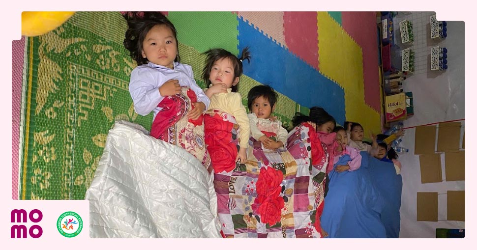 Trong cái rét cắt da, nhiều em nhỏ vẫn kiên trì đến trường với đôi dép mỏng manh, tấm áo bạc màu - 1