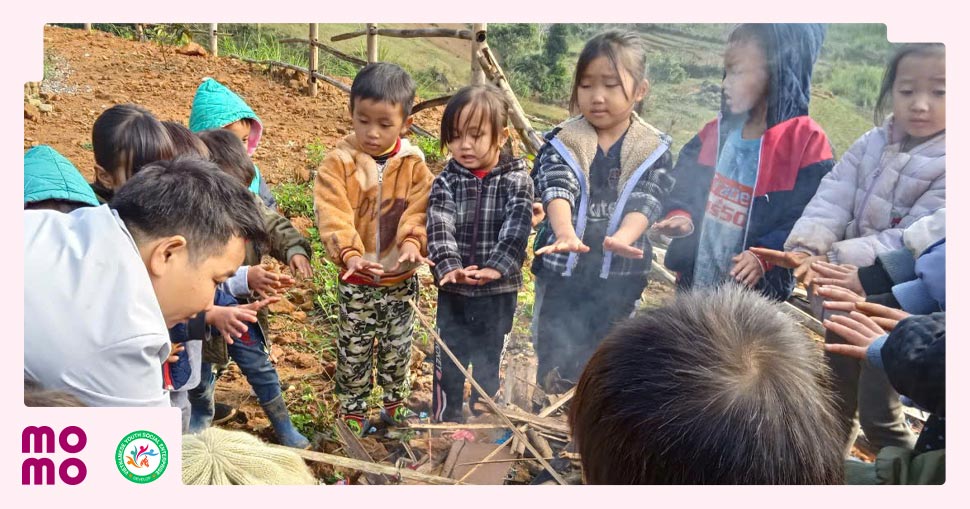 Trong cái rét cắt da, nhiều em nhỏ vẫn kiên trì đến trường với đôi dép mỏng manh, tấm áo bạc màu - 2