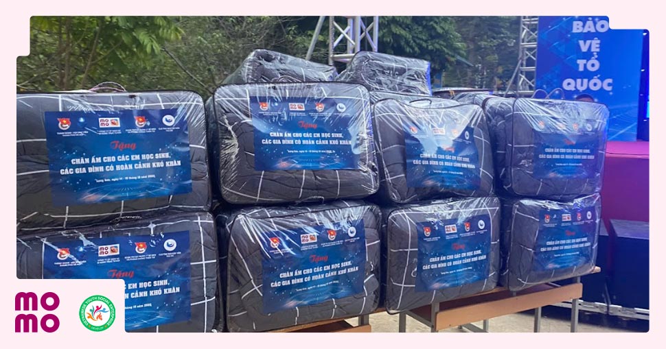 Mang chăn ấm đến tận tay những em nhỏ có hoàn cảnh đặc biệt khó khăn tại xã Xím Vàng