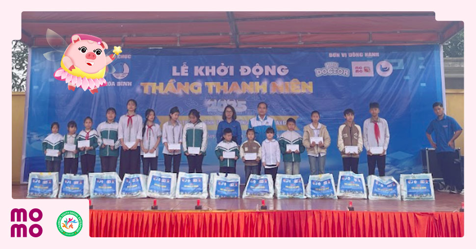 Chung tay trao 16.000 phần quà cho các em học sinh nghèo hiếu học - 1