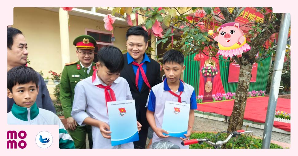 Chung tay trao tặng 8.000 phần quà cho học sinh vượt khó tại Sơn La và Thanh Hóa
