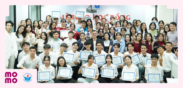 Trao tặng 150 suất học bổng cổ vũ các em sinh viên trong hành trình tiến bước tương lai