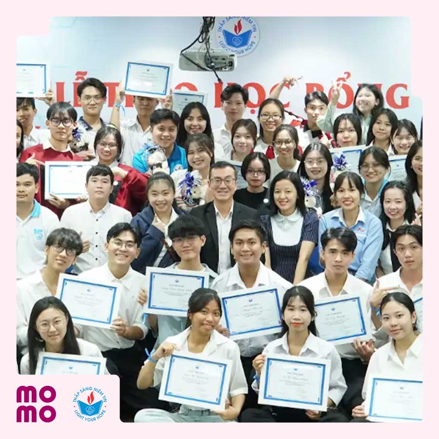 Trao tặng 150 suất học bổng cổ vũ các em sinh viên trong hành trình tiến bước tương lai