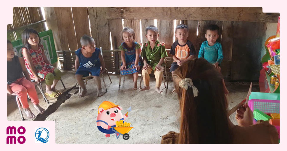 Phòng học tạm chật chội, và chỉ được dựng bằng các tấm ván gỗ ghép với nhau, không có nhà vệ sinh khép kín, vừa gây bất tiện, vừa tiềm ẩn nguy cơ ảnh hưởng sức khỏe cho các em - 1