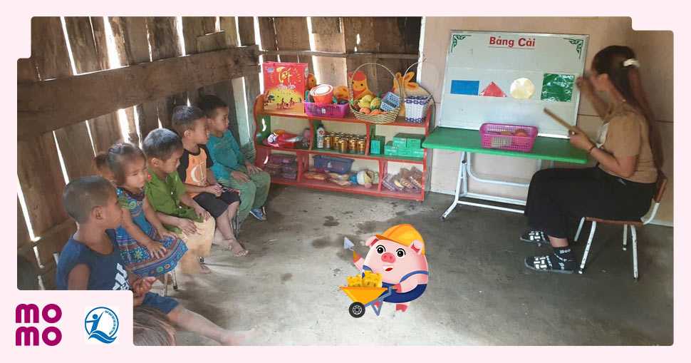 Phòng học tạm chật chội, và chỉ được dựng bằng các tấm ván gỗ ghép với nhau, không có nhà vệ sinh khép kín, vừa gây bất tiện, vừa tiềm ẩn nguy cơ ảnh hưởng sức khỏe cho các em - 2